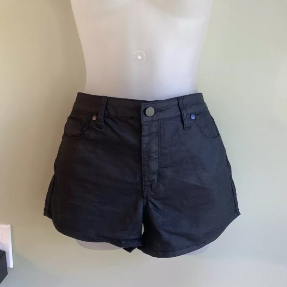 Forever 21 women’s Black Jean shorts Style Size 26